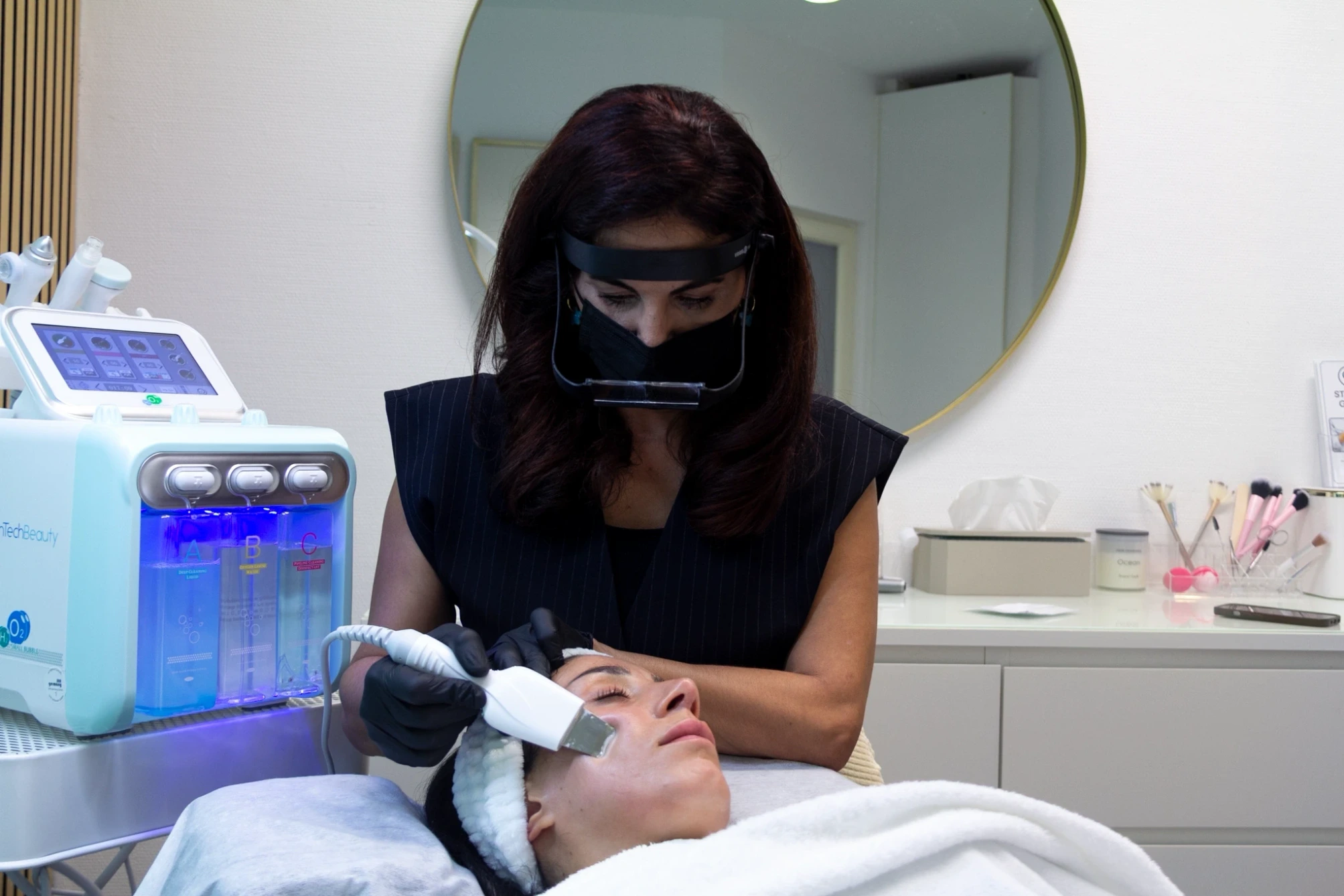 Kosmetikerin Günay Pees während einer Gesichtsbehandlung im Studio Ginié in Heidelberg.