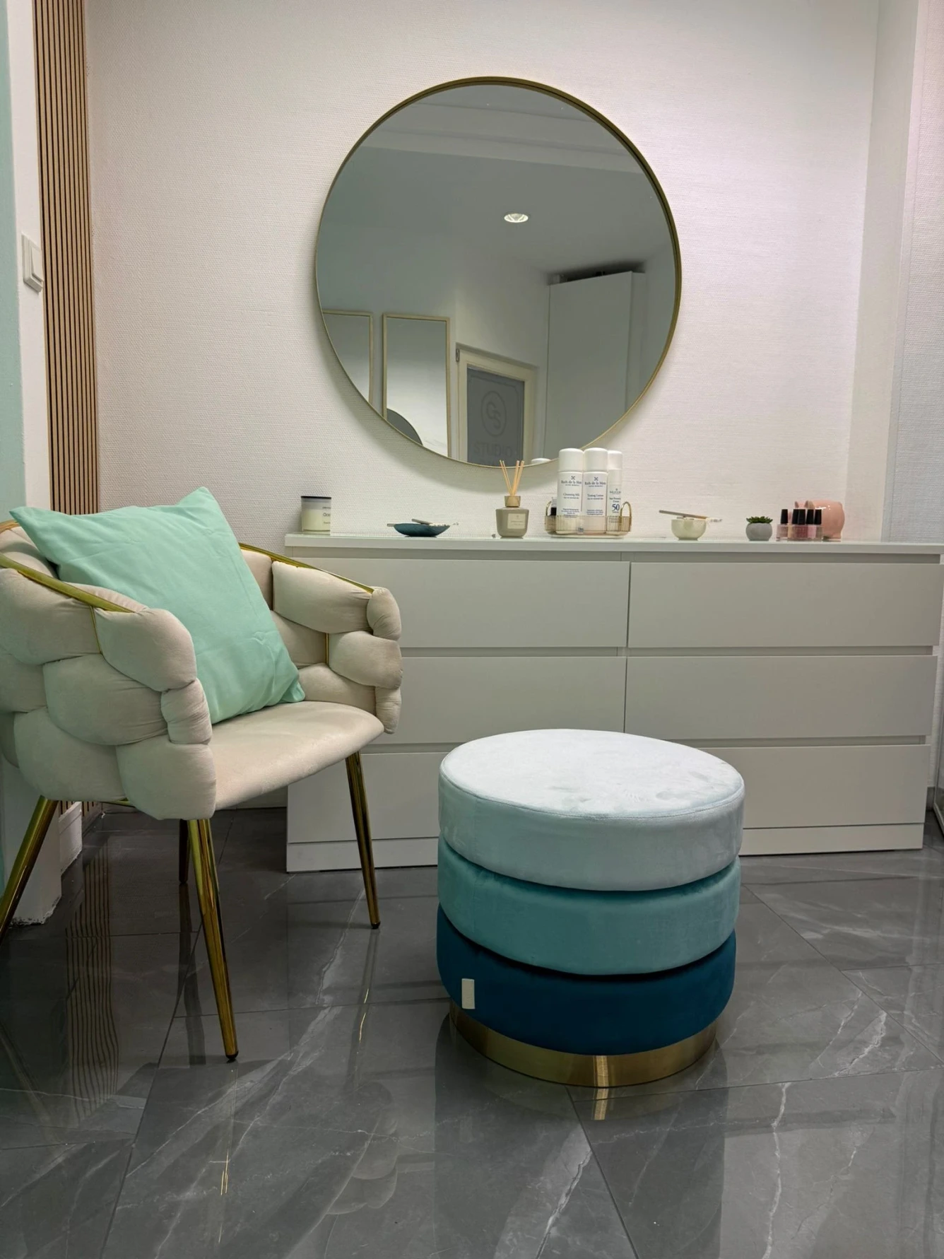 Studio Ginié Behandlungsbank und Kommode im Kosmetikstudio Heidelberg.